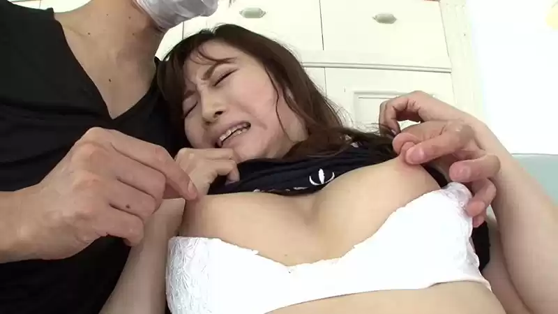 オナニー中に強盗に押し入られバイブを固定させられたまま白濁を垂れ流す淫乱妻は家族が帰ってきてもバイブをブッ刺したままバレないようにイキまくる！！2 川上ゆう