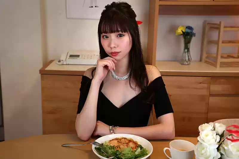 【VR】孤独な女社長にレンタルされた僕は金玉がイカレるまで連続射精！！ 美波こづえ