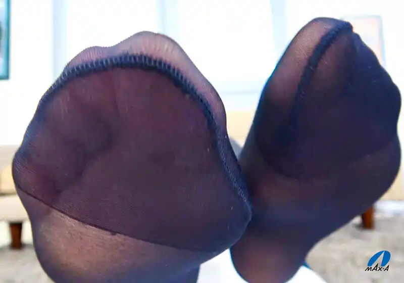 超攻撃的なパンスト接写＆足コキオナニー